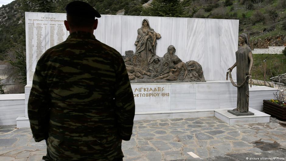 السفير الألماني لدى أثينا عند نصب تذكاري