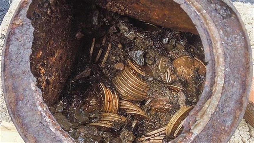 آلاف الكويتيين يبحثون عن "كنز" بـ 100 ألف دولار جنوبي البلاد