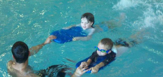 عمر 5 أو 6 أعوام هو المرحلة العمرية الأنسب لتعلم الأطفال السباحة
