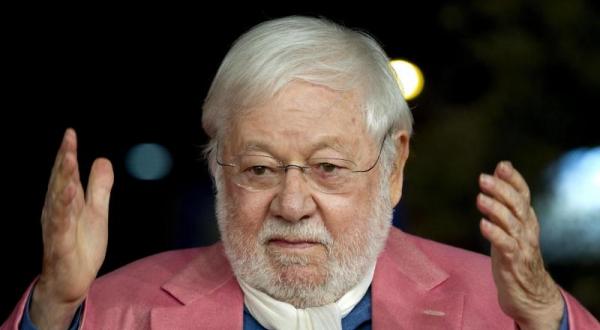 وفاة ممثل الكوميديا الإيطالي الأكثر شهرة باولو فيلاجيو عن 84 عاما