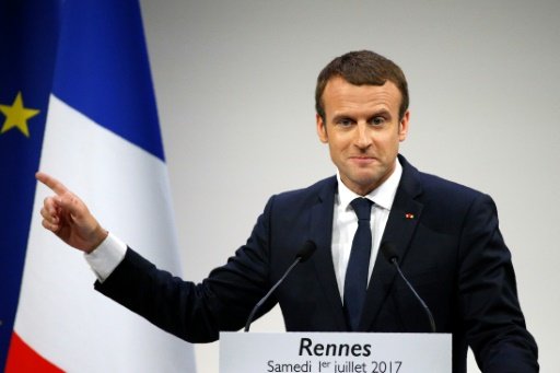 كتاب  يساءلون ماكرون حول انعطافته المفاجئة حيال الأسد