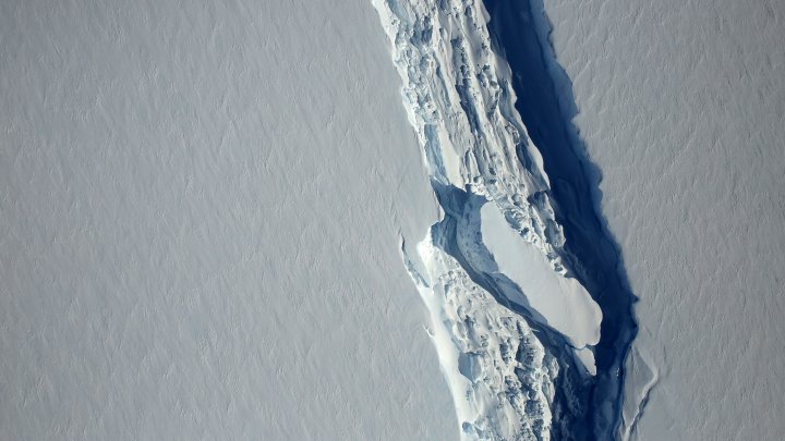 انفصال جبل جليدي من الأكبر في العالم عن قارة أنتركتيكا