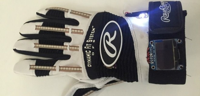 قفاز إلكتروني لتحويل لغة الإشارة إلى نصوص مكتوبة