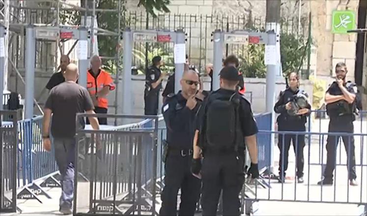 إسرائيل تقرر إزالة البوابات إلكترونية على مداخل المسجد الأقصى