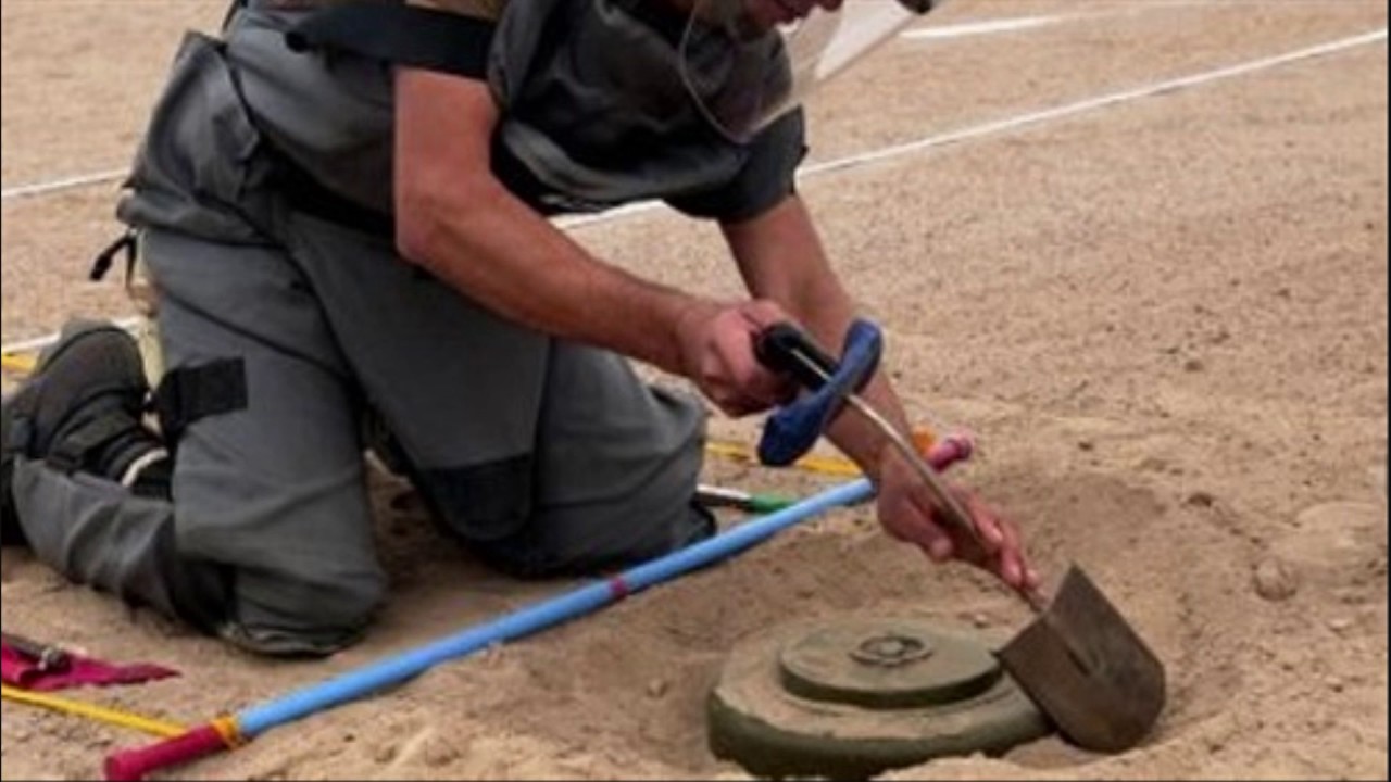 السفارةالبريطانية:تدريب عسكريين ليبيين من بنغازي على إزالة الألغام