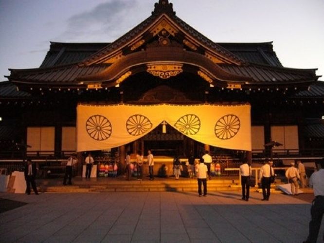 رئيس الوزراء الياباني يقدم قربانا إلى ضريح مثير للجدل