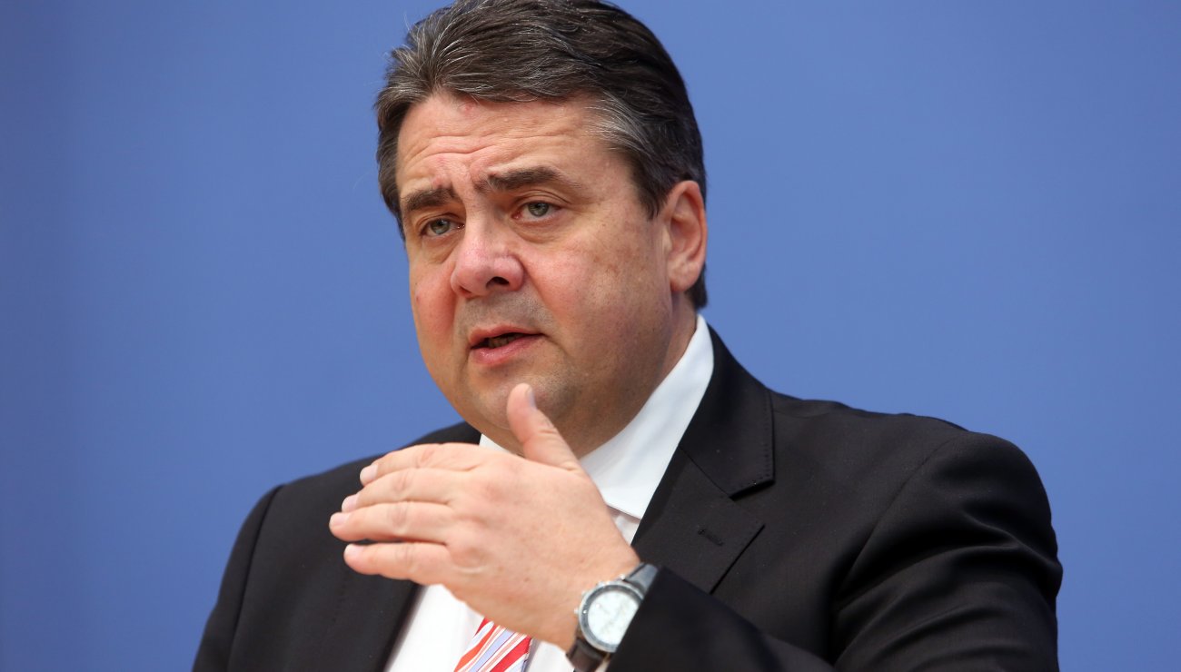 وزير الخارجية الألماني يتهم ميركل بحنث الوعد مرات عديدة