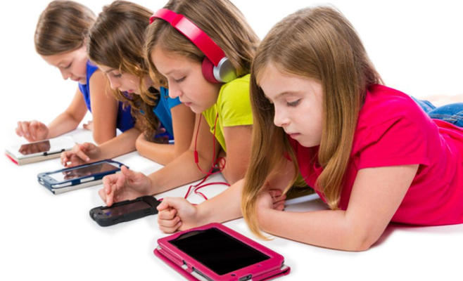 تطبيق جديد يجبر الأطفال على قراءة رسائل الآباء على هواتفهم الذكية