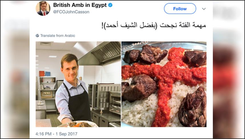 "فتة العيد" تجعل من السفير البريطاني في مصر طاهيا لمدة ساعة
