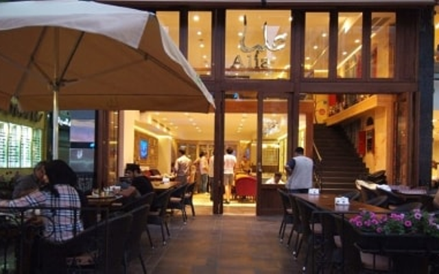 مقاهي "رستو كافيه" تجذب شبان قطاع غزة المحبطين