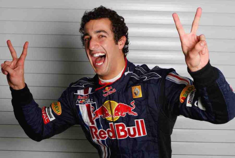 ريتشاردو يتصدر التجربة الأولى لسباق فورمولا-1 بسنغافورة