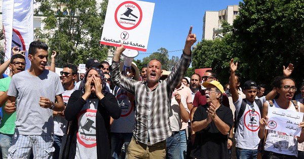 "مانيش مسامح"التوانسة يتظاهرون ضد قانون للعفو عن الفاسدين