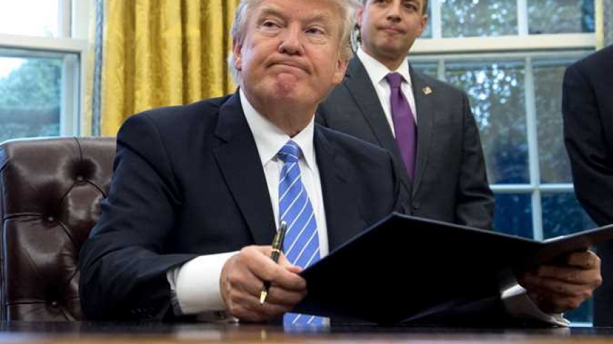 ترامب يوقف الدعم لشركات التأمين الصحي مستهدفا "أوباما كير"