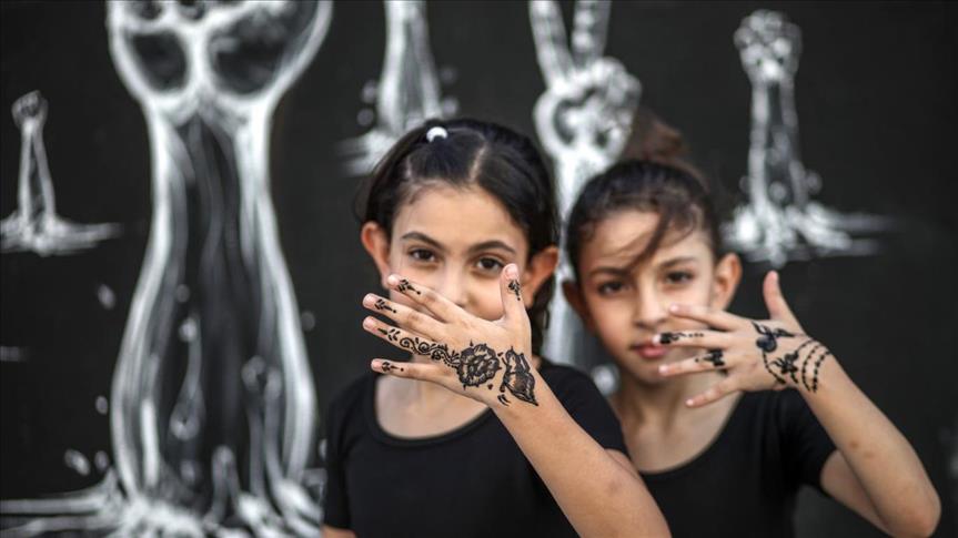 "نقش الحناء".. لوحات فنية تزين أيادي الفتيات الفلسطينيات