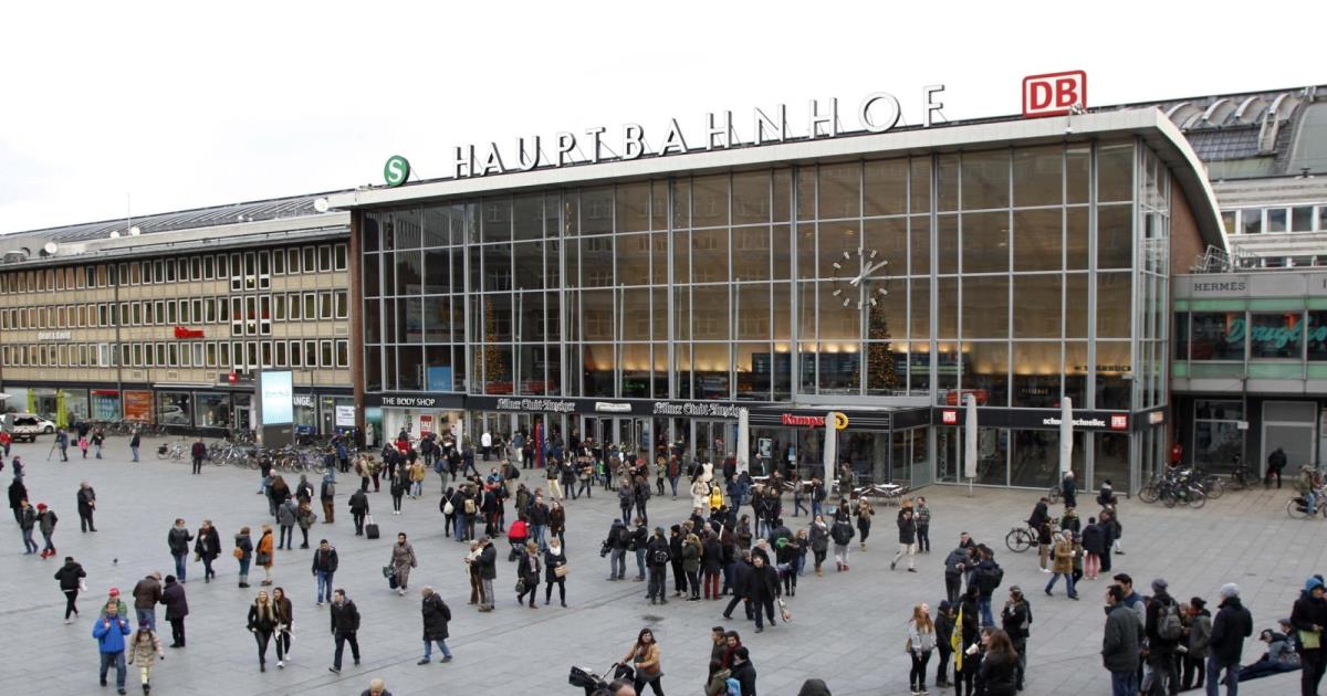 رجل وصديقته يمارسان الجنس امام ركاب المترو بالمانيا