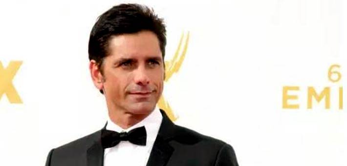 جون ستاموس يعلن خطوبته