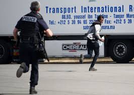  اللاجئون في فرنسا يحاولون عبور طريق مسدود إلى إنجلترا 