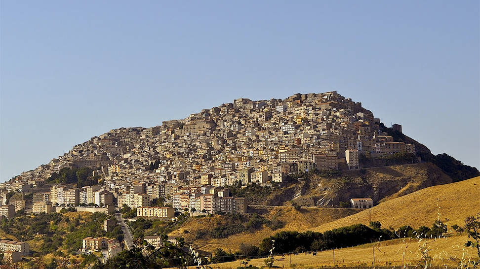 منزل بثمن كوب من القهوة في قرية جانجي الإيطالية