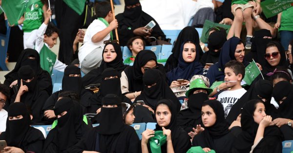 السماح للعائلات السعودية بحضور مباريات الكرة بالملاعب