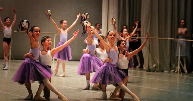 جولة وراء كواليس مسرح البولشوي  بين 200 راقص وراقصة