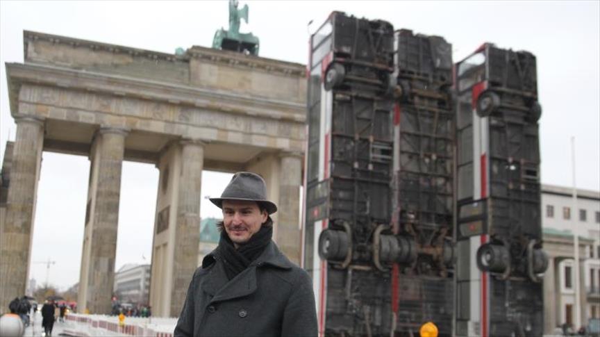 نُصب من ثلاث حافلات