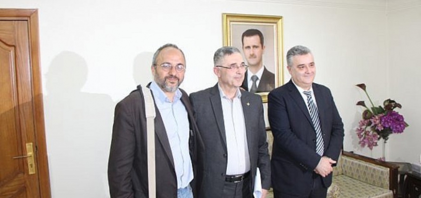 جوناثان سباير (من اليسار) في صورة مع وزير المصالحة في حكومة النظام علي حيدر ووزير إعلام النظام محمد ترجمان