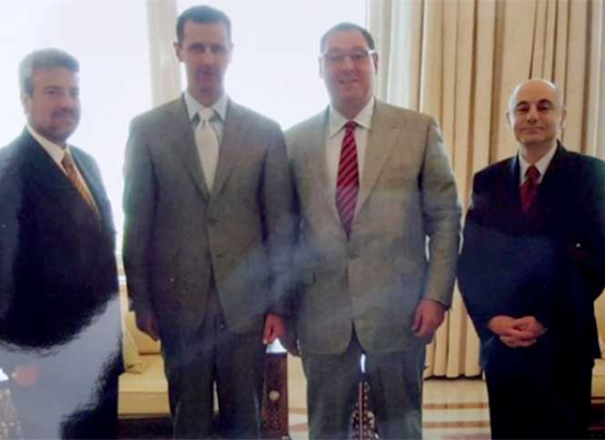 جيكوبسون على يمين الأسد ورونين على يساره