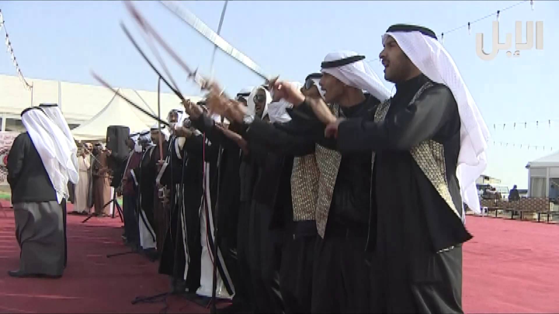 العرضة رقصة استعراضية بالسيف يعشقها الكويتيون في المناسبات