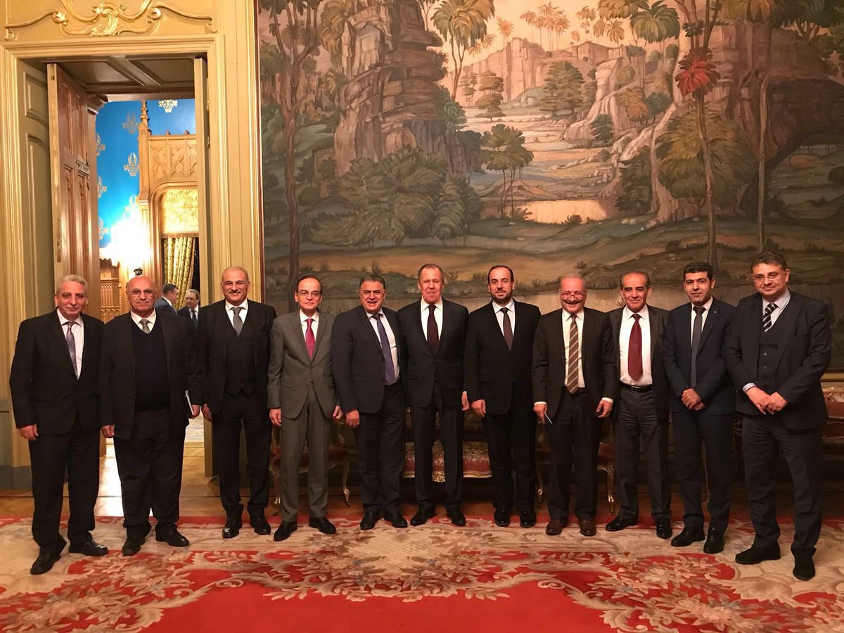 صورة "وفد الرياض 2" في موسكو تثير موجة من الانتقادات