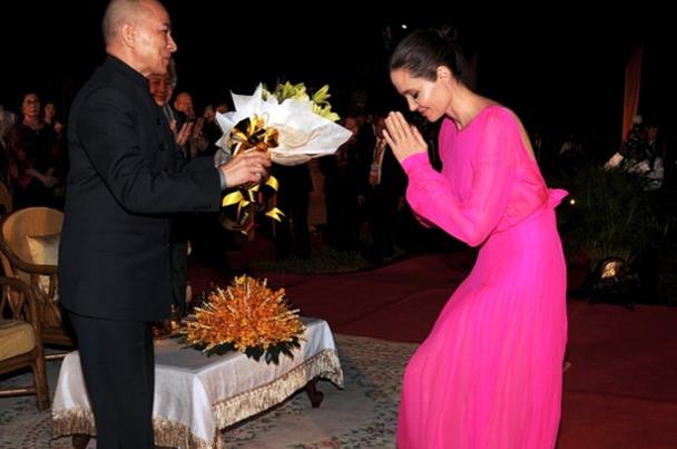 انجلينا جولي تنحني لملك كمبوديا