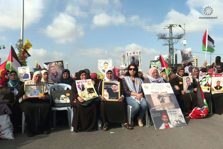 سجون اسرائيل تنكد حياة أهالي المعتقلين الفلسطينيين وترهقهم 