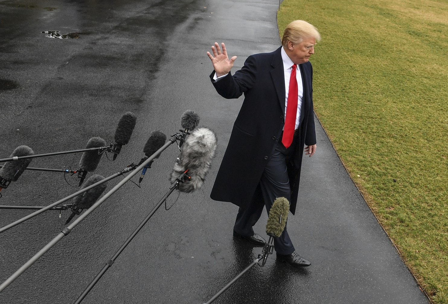 ظروف الطقس السيئة تربك جدول أعمال ترامب