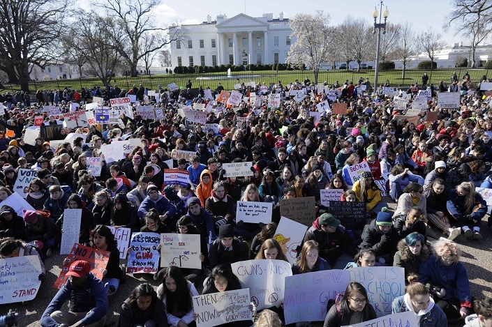 مسيرات طلابية عارمة للمطالبة بتغيير قانون السلاح الأمريكي