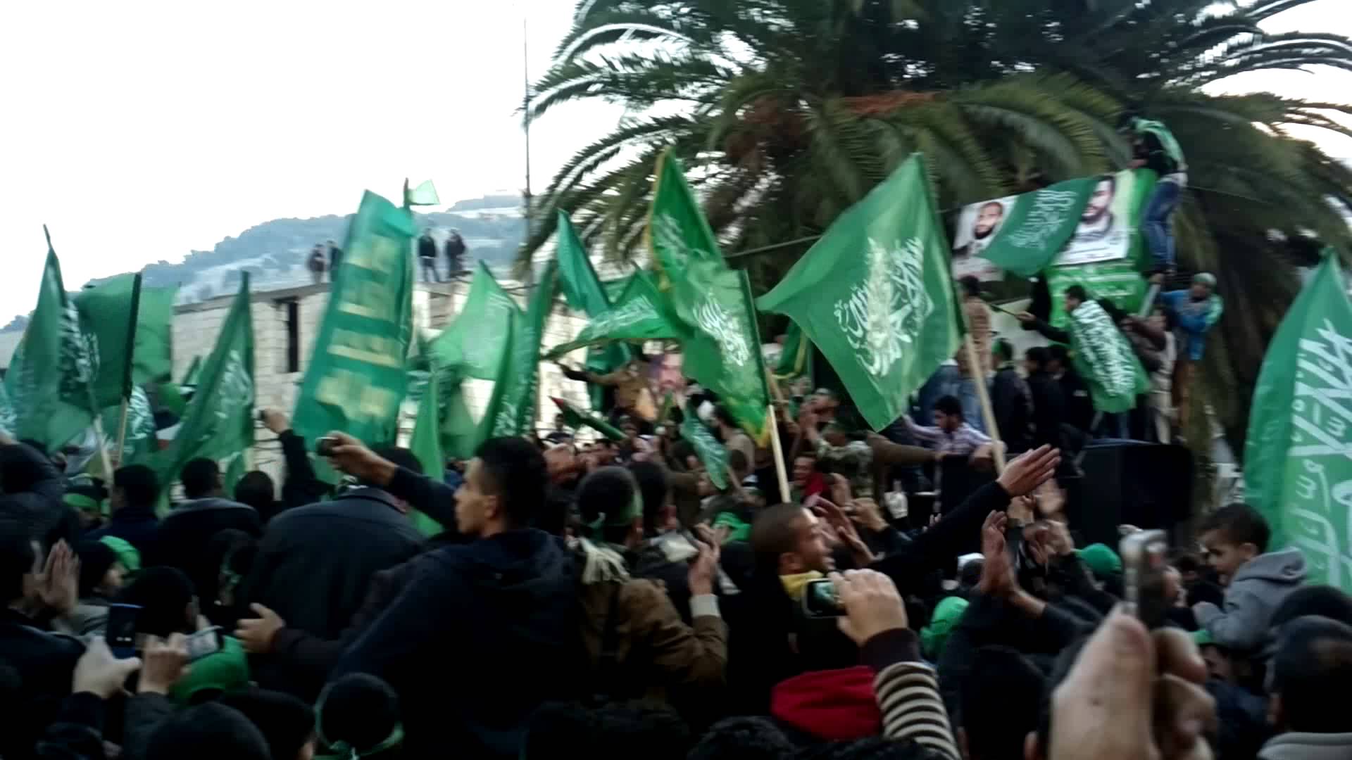 تقرير: حماس على خطى فتح نحو المقاومة الشعبية السلمية