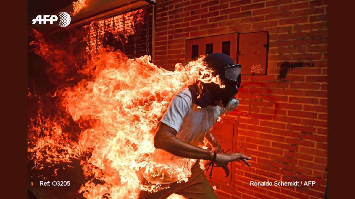 فنزويلي يركض والنيران مشتعلة به تحصد جائزة التصوير العالمية  