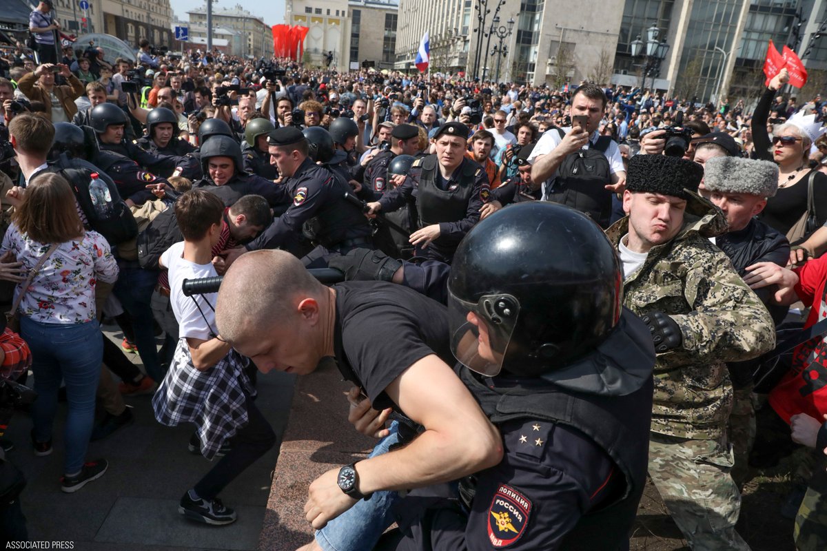 الشرطة الروسية تلقى القبض على 1300 متظاهر ضد بوتين