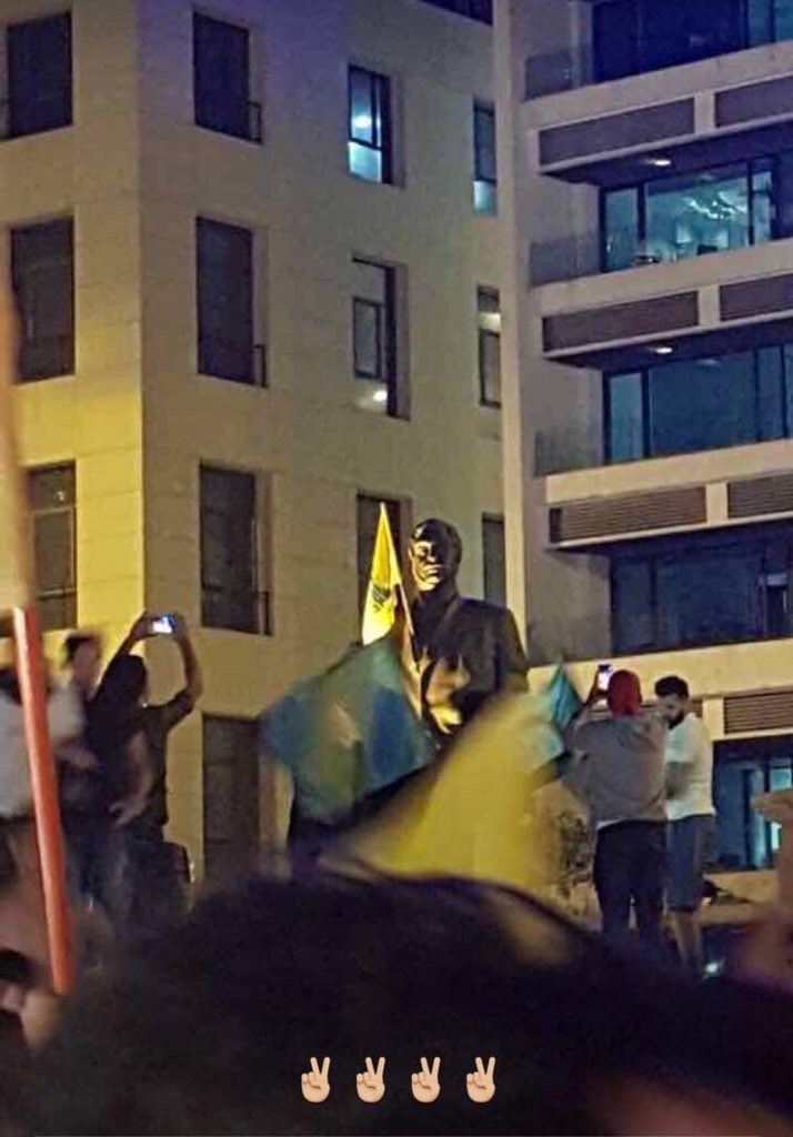 حزب الله يرفع علمه فوق تمثال الحريري الاب