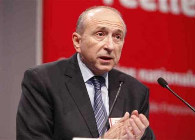 وزير الداخلية الفرنسي ينتقد حجاب طالبة ظهرت في حوار تلفزيوني