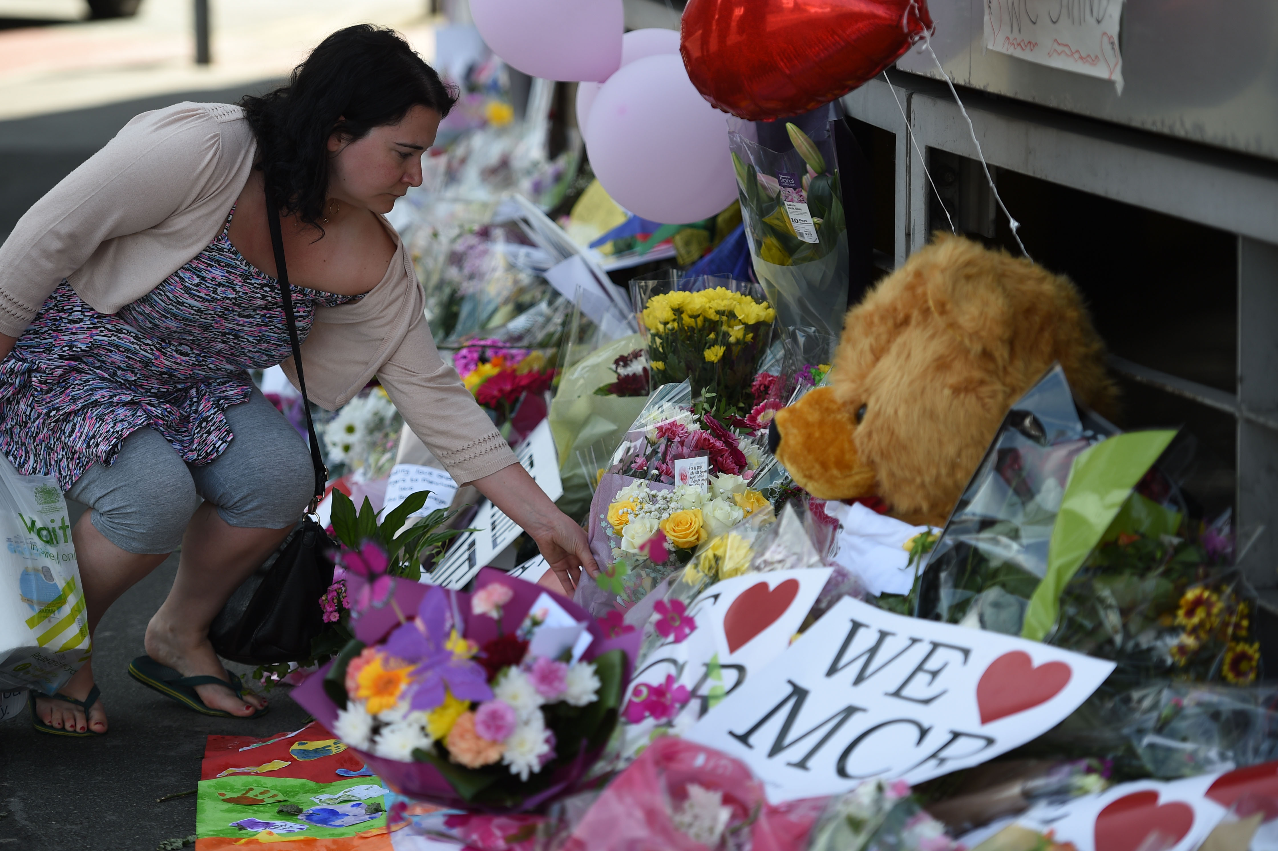 مانشستر البريطانية تحيي ذكرى ضحاياها بحفل متعدد الأديان