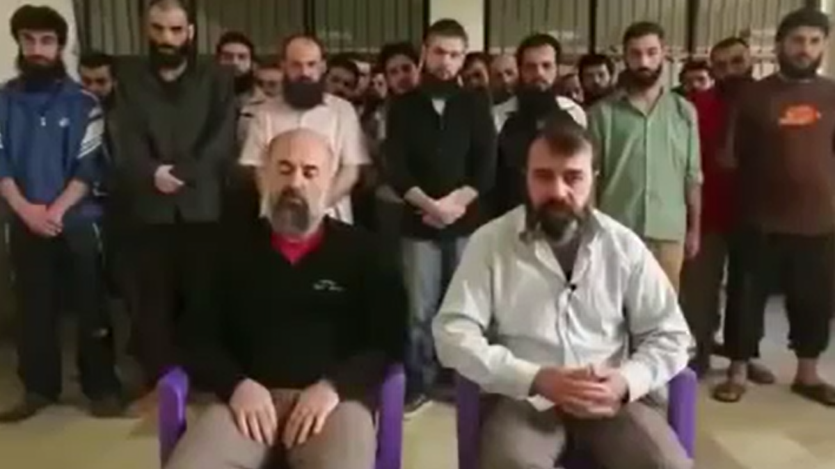 الطياران في المقدمة مع اسرى اخرين