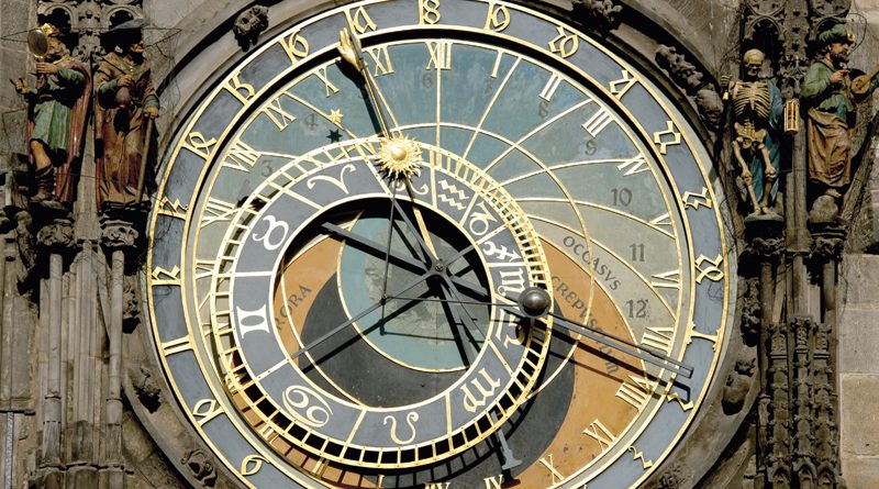 ترميم الساعة الفلكية رمز مدينة براغ
