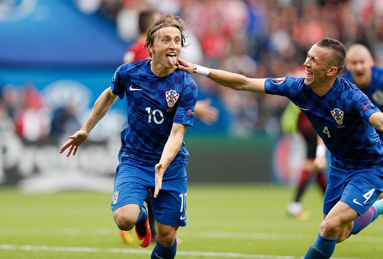 صراع رباعي المفاجآت على انتزاع التأهل للمربع الذهبي بالمونديال