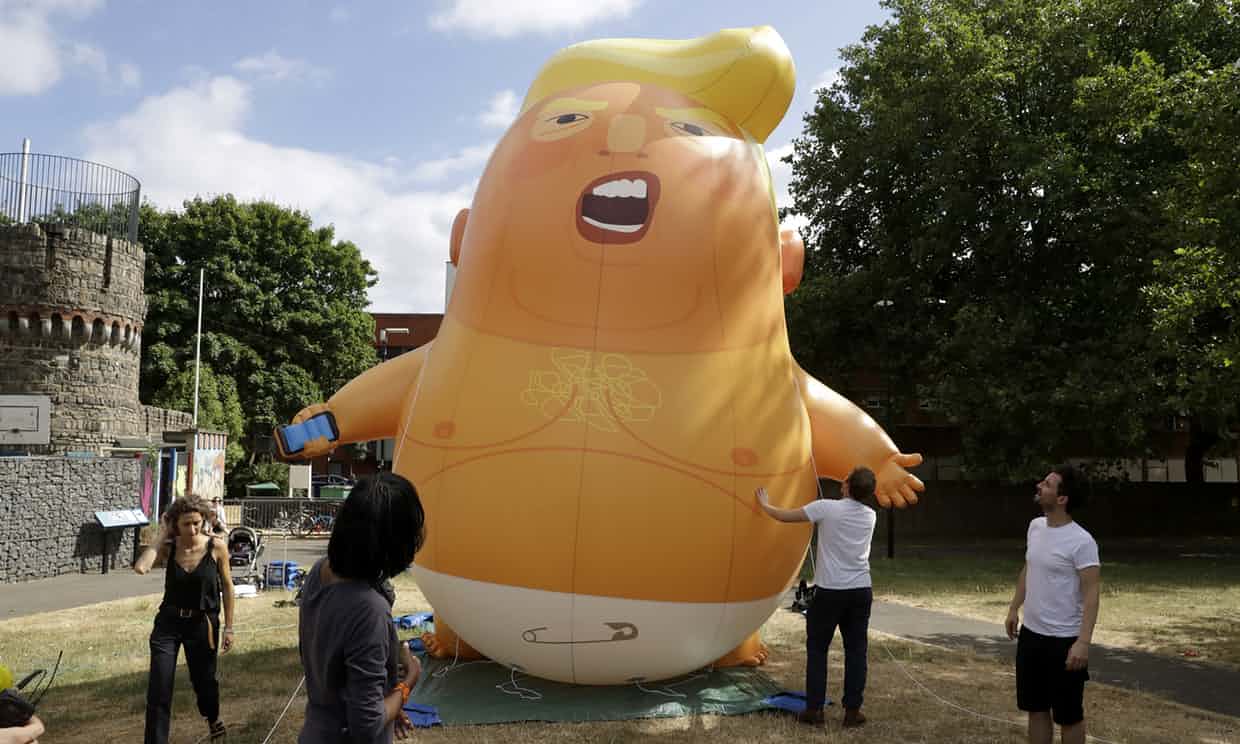 المتظاهرون في لندن يطلقون بالون "الرضيع ترامب" في السماء