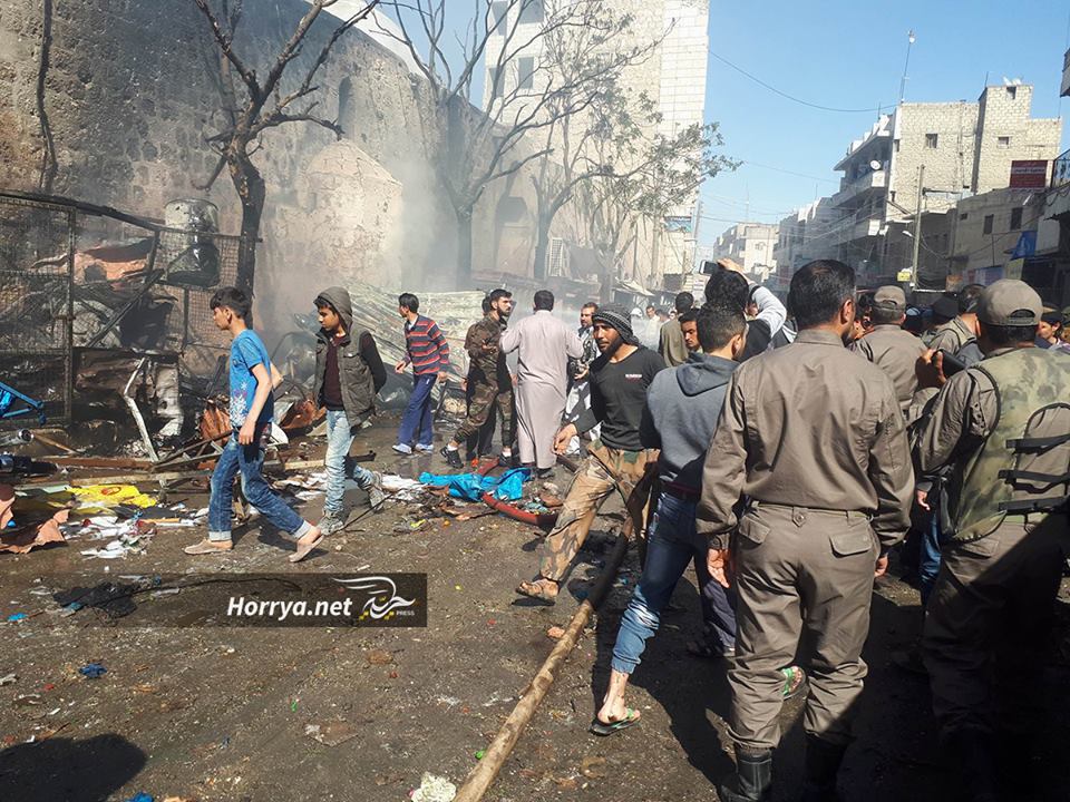 فرق الدفاع المدني تعمل على إطفاء الحرائق الناتجة عن التفجير الإرهابي الذي استهدف مدينة الباب شرقي حلب، السبت 7 نيسان 2018، عدسة حسن الأسمر، حرية برس©