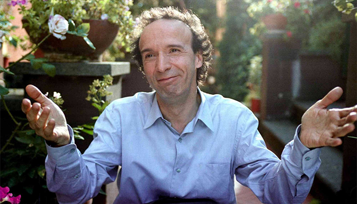 نقل المخرج الإيطالي روبرتو بينيني للمستشفى بعد إصابته في ظهره