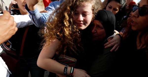  السلطات الاسرائيلية تفرج عن عهد التميمي ووالدتها ناريمان 