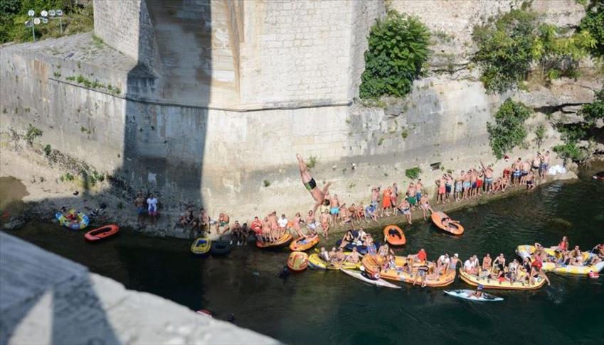 البوسنة.. 40 رياضيًا يقفزون من فوق جسر موستار التاريخي
