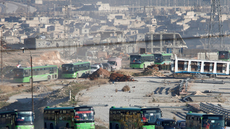 النظام يفاوض داعش وخروج مسلحين وعائلاتهم من القنيطرة  