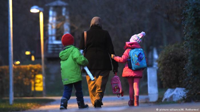 لاجئون سوريون يتحدثون عن قواعد لم الشمل الجديدة بألمانيا