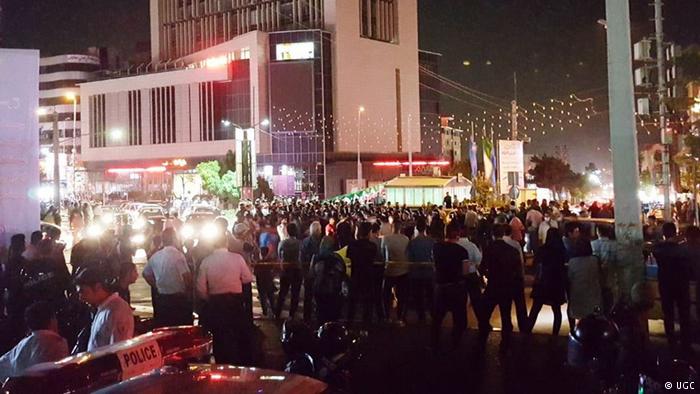 متظاهرون إيرانيون يهاجمون مدرسة دينية قرب طهران